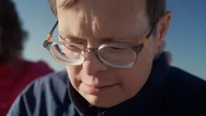 Задник к фильму "Une Place pour Eux ? Vieillir avec la Trisomie 21" #779217