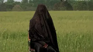 Задник к фильму "Женщина во дворе" #612754