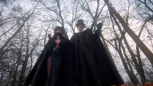 Задник к фильму "Эльвира - Повелительница Тьмы 2. Проклятые холмы Эльвиры" #475225