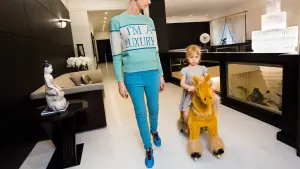 Видео к фильму Поколение благополучия | Generation Wealth - Official Trailer | Amazon Studios