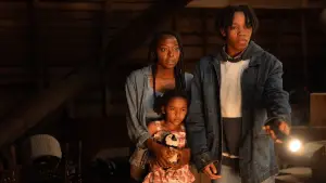 Задник к фильму "Женщина во дворе" #612750