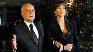 Видео к фильму Любовь с препятствиями | Happiness Never Comes Alone  - Official Trailer (2012)