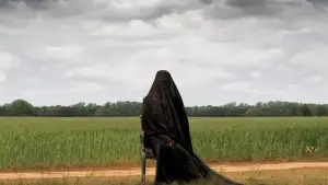 Задник к фильму "Женщина во дворе" #612753