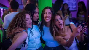 Задник к фильму "Roommates" #775004