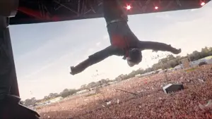 Задник к фильму "Быть лучше: История Робби Уильямса" #575368