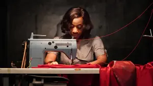 Задник к фильму "Маленькое красное платье" #419955