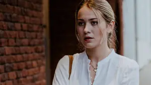 Задник к фильму "Побег из культа "Нэксиам": Мать борется за спасение своей дочери" #425300