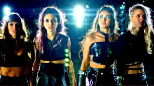 Задник к фильму "Выжившая: Кровь и металл" #424612