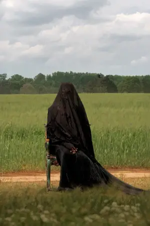 Постер к фильму "Женщина во дворе" #612787