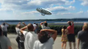 Задник к фильму "Полный провал: пассажир воздушного шарика" #675746