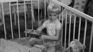 Задник к фильму "Деревня проклятых" #234136