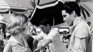 Задник к фильму "Счастлив с девушкой" #677619