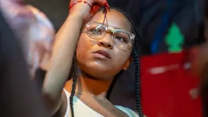 Задник к фильму "Сердитая чёрная девушка и её монстр" #391340