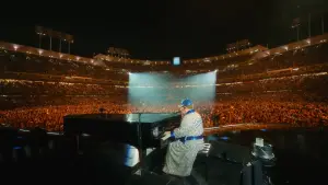 Задник к фильму "Elton John: Never Too Late" #792388