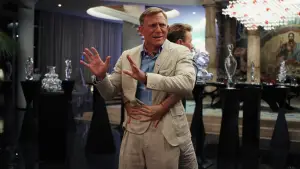 Задник к фильму "Достать ножи: Стеклянная луковица" #592451