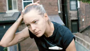 Задник к фильму "Ниже её губ" #262570