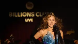 Задник к фильму "Billions Club Live with Miley Cyrus: A Concert Film" #871943