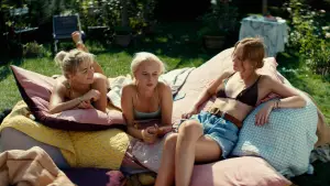 Видео к фильму Pretty Young Love | SMUKKERE - TRAILER - i biografen 4. juni