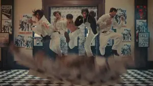 Задник к фильму "Быть лучше: История Робби Уильямса" #575462