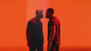 Задник к фильму "В МОРЕ И БИТВАХ: ОДИССЕЯ ПО МИРНОЙ ЖИЗНИ" #664438