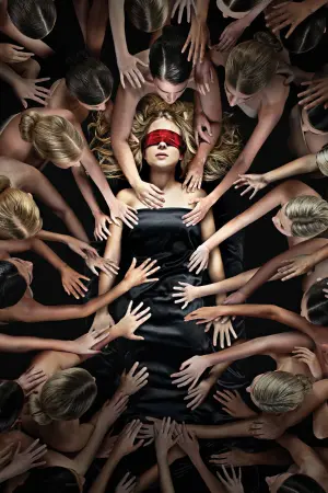 Постер к фильму "Побег из культа "Нэксиам": Мать борется за спасение своей дочери" #425307