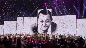 Задник к фильму "Les Enfoirés 2025 - Au pays des Enfoirés" #881031