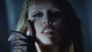 Задник к фильму "Майли Сайрус: Нечто красивое" #713922