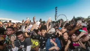 Задник к фильму "Полный провал: трагедия на фестивале Astroworld" #789740