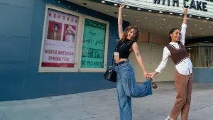 Задник к фильму "Сидя в барах с тортом" #387704