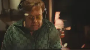 Задник к фильму "Elton John: Never Too Late" #792379