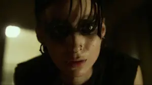 Девушка с татуировкой дракона