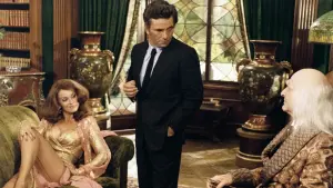 Видео к фильму Дешёвый детектив | The Cheap Detective (Theatrical Trailer)