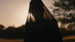 Задник к фильму "Женщина во дворе" #612740