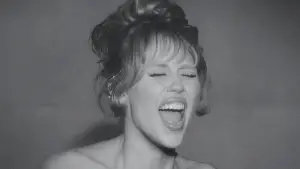 Задник к фильму "Майли Сайрус: Нечто красивое" #713923