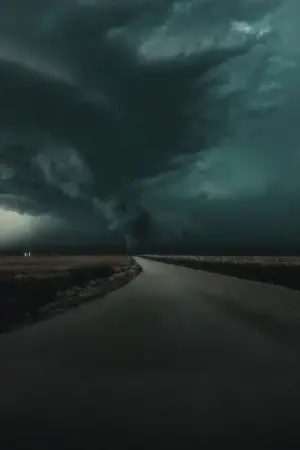 Постер к фильму "СМЕРЧ: В ЦЕНТРЕ БУРИ" #692054