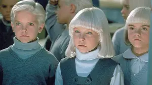 Задник к фильму "Деревня проклятых" #305037