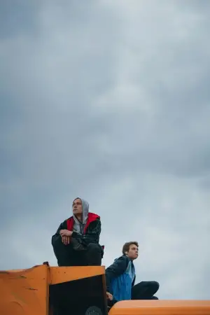 Постер к фильму "Кончится лето" #728915