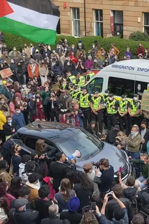 Постер к фильму "Everybody to Kenmure Street" #658582