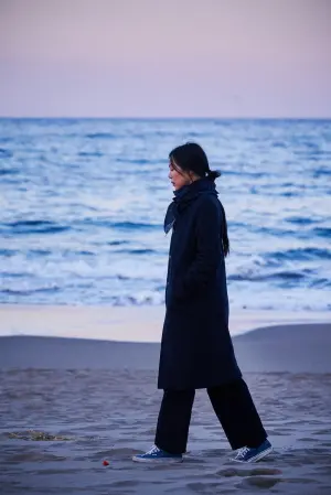 Ночью у моря одна