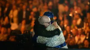 Задник к фильму "Elton John: Never Too Late" #792387