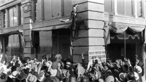 Задник к фильму "Наконец в безопасности!" #186601