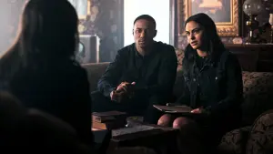 Видео к фильму Опасная ложь | Dangerous Lies starring Camila Mendes | Official Trailer | Netflix