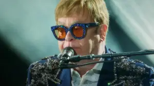 Задник к фильму "Elton John: Never Too Late" #792380