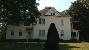 Задник к фильму "Женщина во дворе" #612747