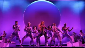 Задник к фильму "Ариана Гранде: excuse me, i love you" #440212