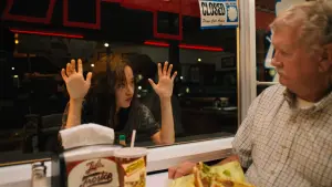 Задник к фильму "Мона Лиза и кровавая луна" #345533