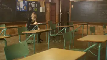 Задник к фильму "Пять девушек" #1587394