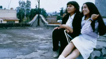 Задник к фильму "Nadie te oye: perfume de violetas" #362435