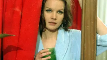 Задник к фильму "L