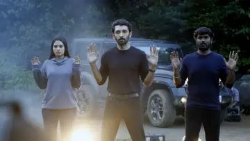 Задник к фильму "வெப்பன்" #504062
